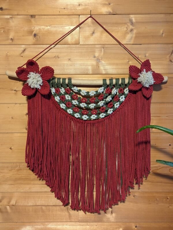 Macramé rouge à fleurs blanches