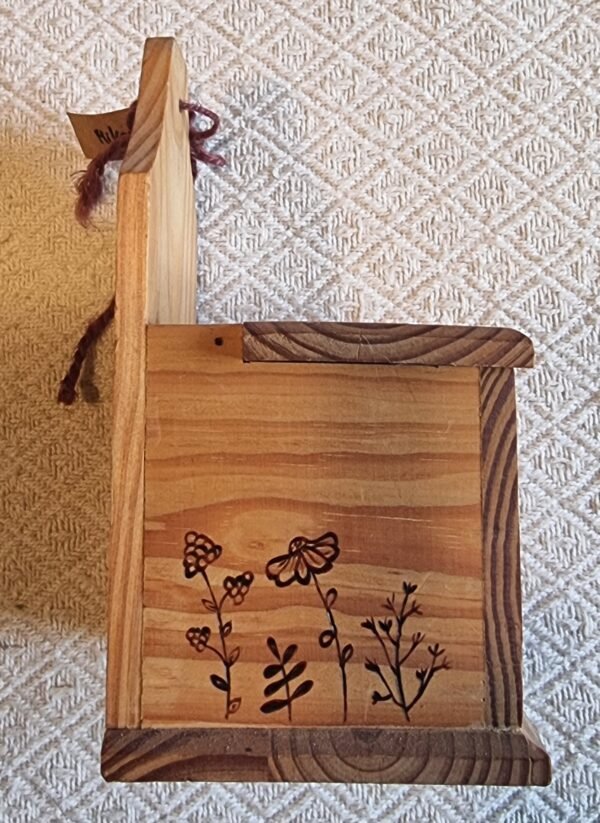 boite-a-suspendre-décor-fleurs-face-gauche