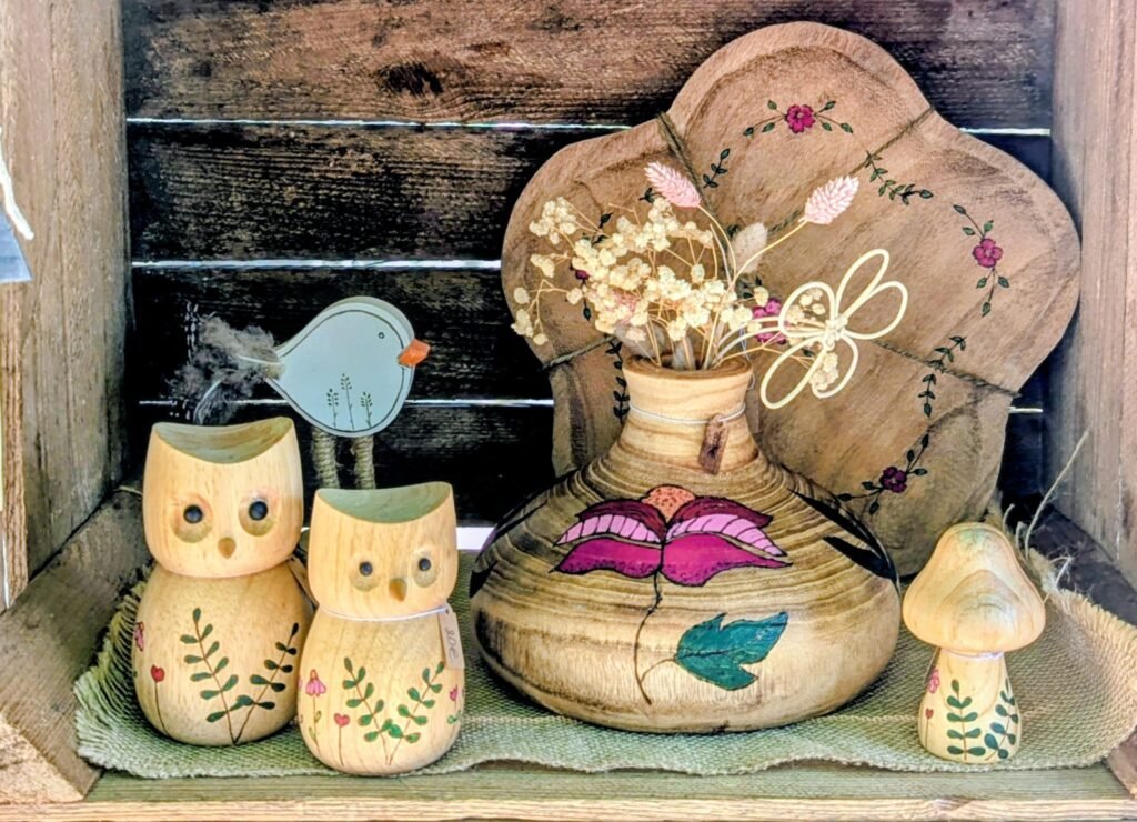 composition avec des chouettes un pot et un plateau pyrogravé et u champignon