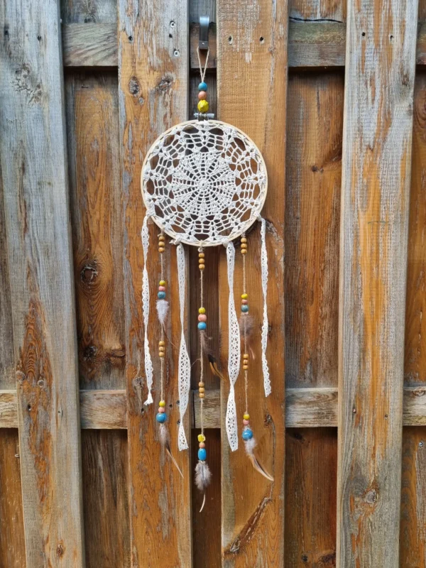 ar Blanc Fil Épais 2 Détail du napperon blanc crocheté avec un fil épais offrant du relief au centre de l attrape rêves