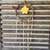 Attrape rêves fleur jaune bois fait main avec cerclage tressé franges en tissu et perles