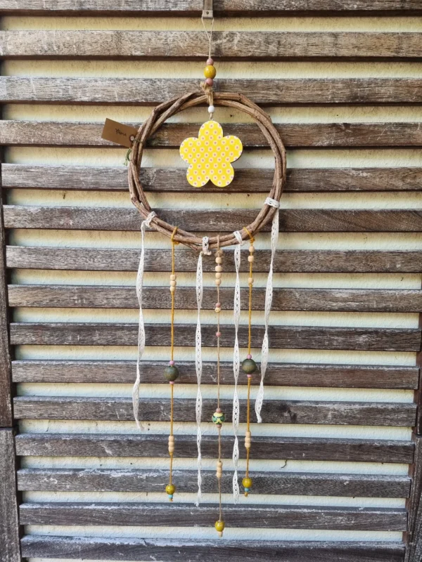 Attrape rêves fleur jaune bois fait main avec cerclage tressé franges en tissu et perles