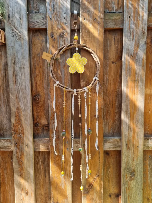Détail de la fleur jaune à cinq pétales imprimée de petites fleurs roses et blanches