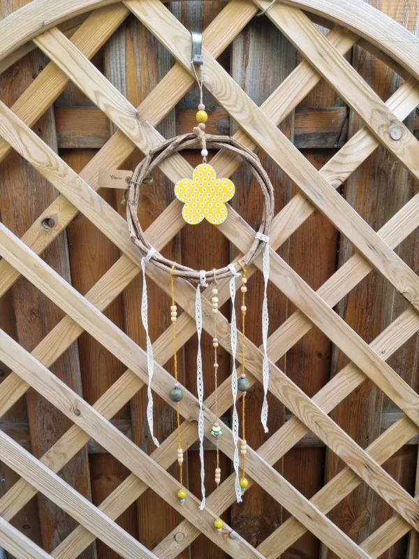 vue de la fleur jaune à cinq pétales imprimée de petites fleurs roses et blanches