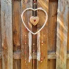 ar coeur coeur 2 Détail du cœur en bois suspendu au centre peint d un cœur rouge et de points rouge et noir