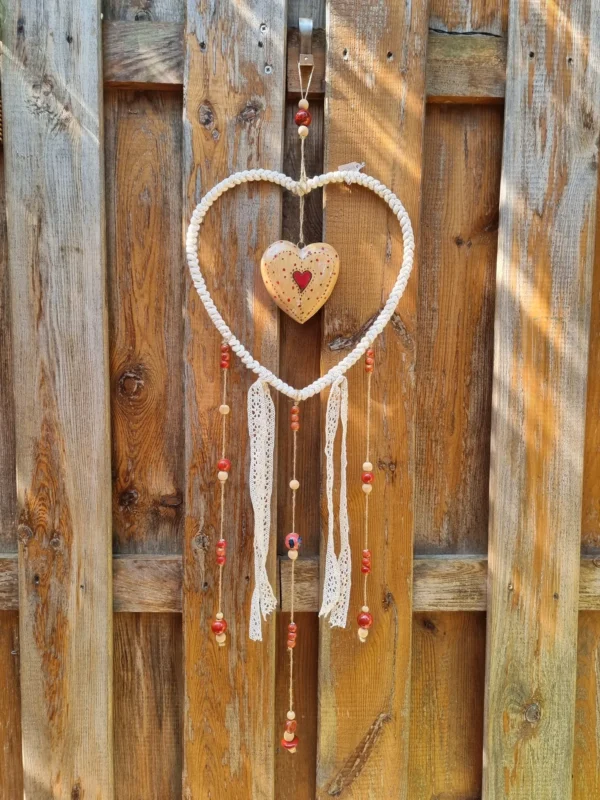 ar coeur coeur 2 Détail du cœur en bois suspendu au centre peint d un cœur rouge et de points rouge et noir