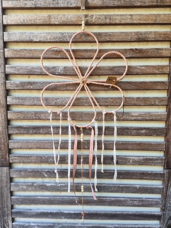 Attrape rêves fleur rose bois fait main avec suspente centrale en perles et rubans en tissu