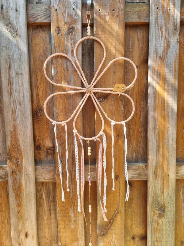 Détail de la structure en forme de fleur rose et du travail des matières textiles
