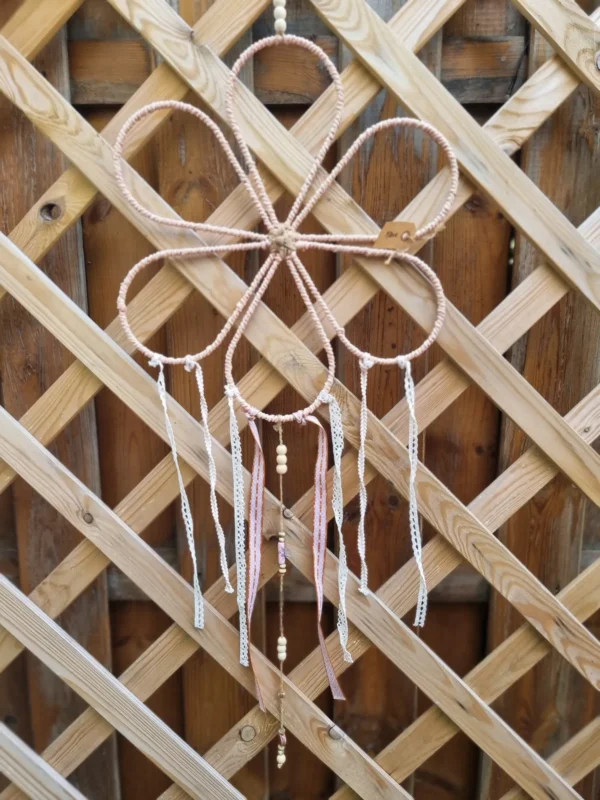Vue de la structure en forme de fleur rose et du travail des matières textiles