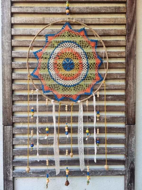 Grand attrape rêves napperon multicolore fait main avec cerclage en chanvre et franges en tissu