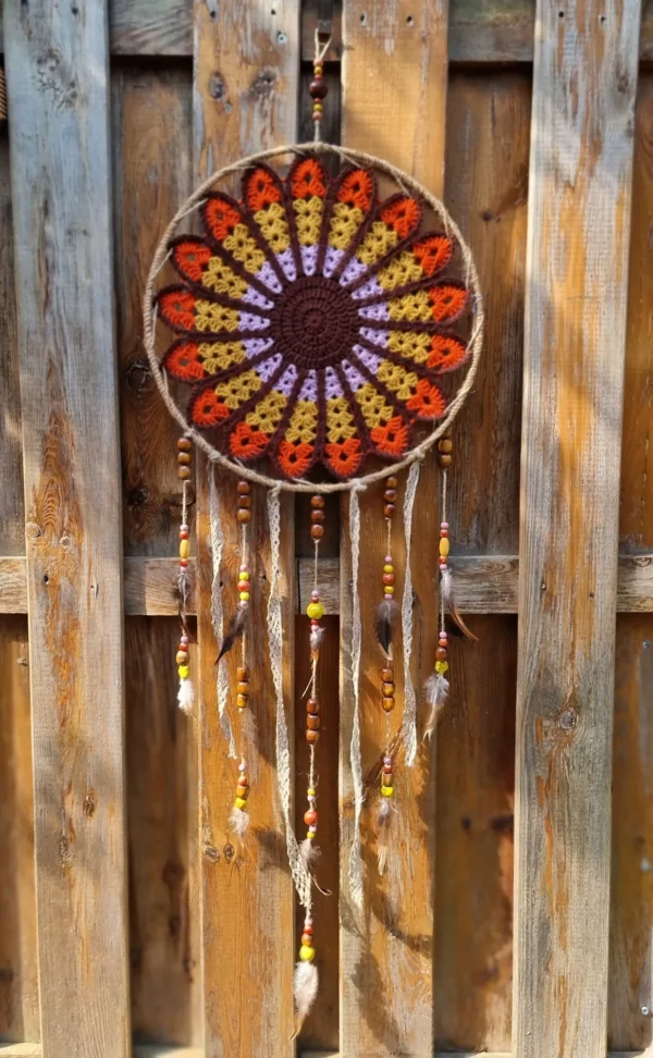 ar grand motif fleur 4 couleurs 2 Détail du cerclage en chanvre et des suspentes en perles céramique dentelle et plumes