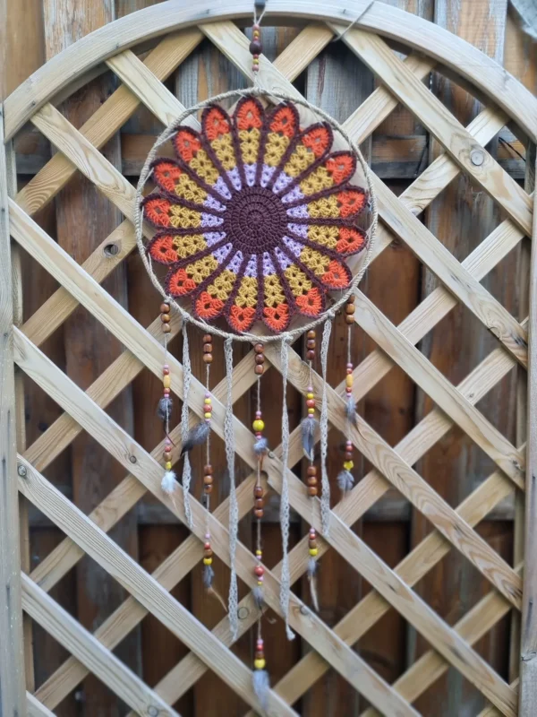 ar grand motif fleur 4 couleurs 3 Vue du cerclage en chanvre et des suspentes en perles céramique dentelle et plumes