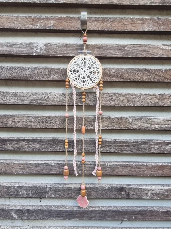 Petit attrape rêves bois napperon blanc uni fait main avec franges en ruban et fleur en céramique rose