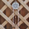 Suspente centrale ornée de perles en bois et céramique terminée par une fleur rose
