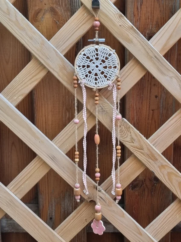 Suspente centrale ornée de perles en bois et céramique terminée par une fleur rose