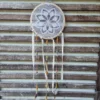 Attrape rêves blanc crochet fin fait main sur cerclage bois avec rubans dentelle et perles céramique