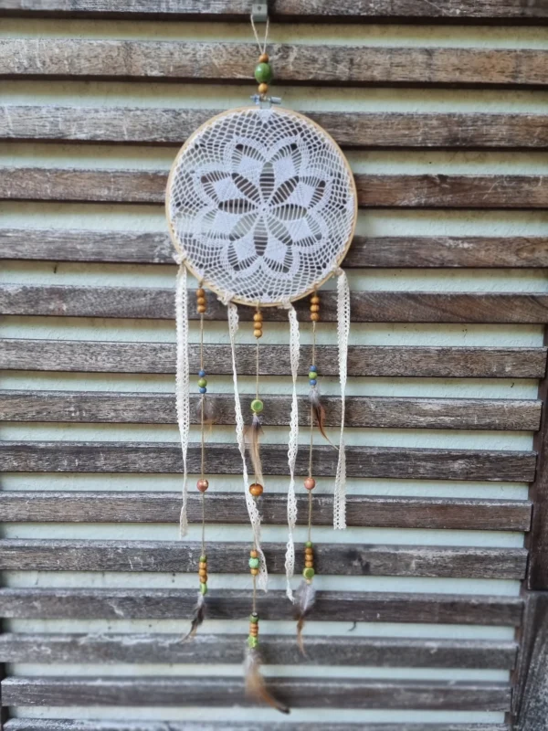 Attrape rêves blanc crochet fin fait main sur cerclage bois avec rubans dentelle et perles céramique