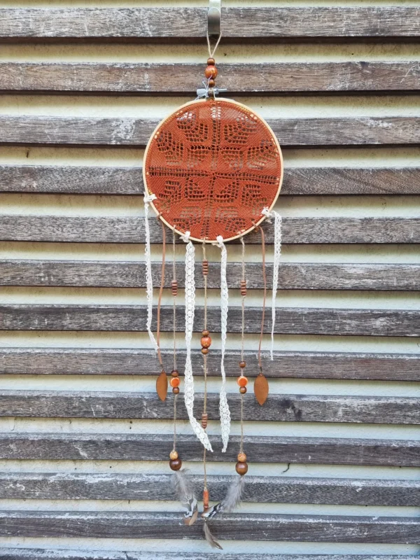 ar moyen brun laninieres cuir rubans perles plumes 1 Attrape rêves brun feuille taille moyenne avec cerclage en bois et suspensions en cuir