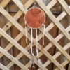 ar moyen brun laninieres cuir rubans perles plumes 3 Lanières en cuir terminées par des feuilles perles en bois céramique et plumes de l attrape rêves