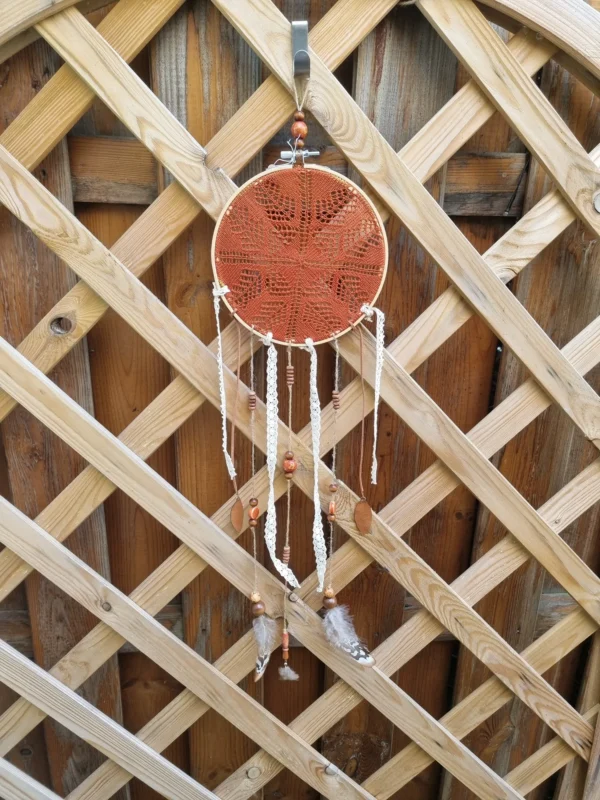ar moyen brun laninieres cuir rubans perles plumes 3 Lanières en cuir terminées par des feuilles perles en bois céramique et plumes de l attrape rêves