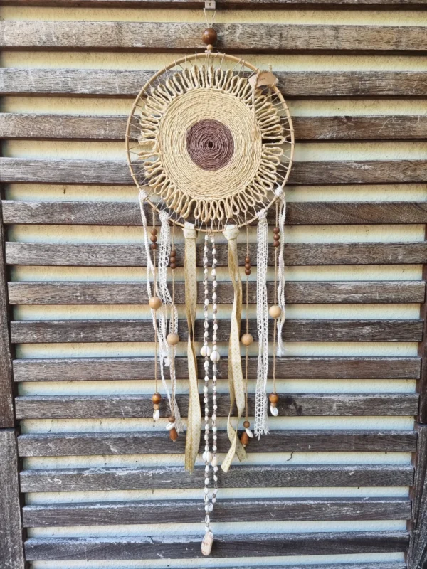 ar moyen rond presse en paille 1 Attrape rêves paille coquillage fait main sur cerclage bois avec rubans et perles