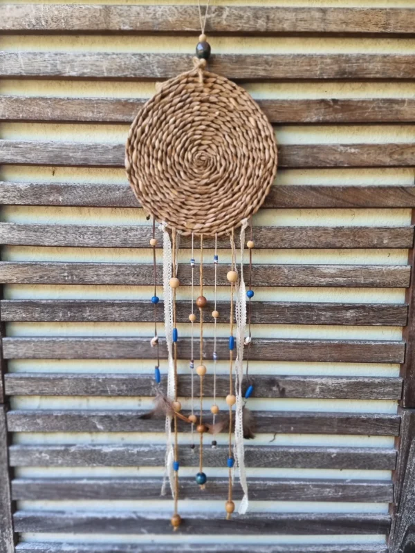 Attrape rêves paille tressée naturel fait main avec rubans coquillages et plumes