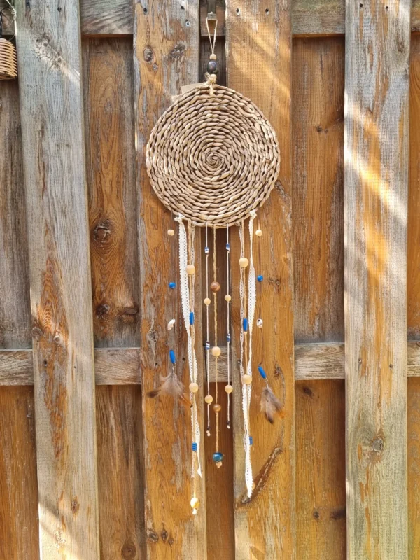 ar paille bleu 2 Détail du cerclage rond en paille tressée naturelle et des perles en bois