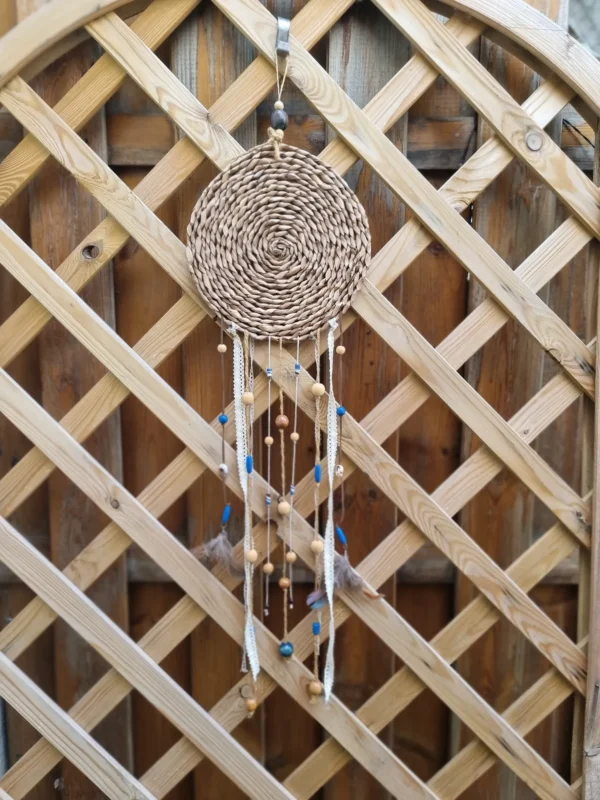 ar paille bleu 3 vue du cerclage rond en paille tressée naturelle et des perles en bois