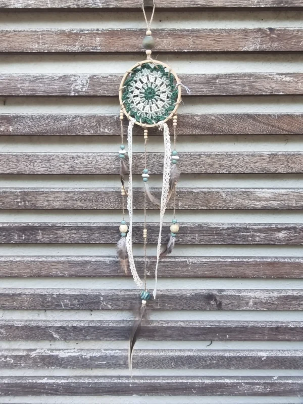 ar petit blanc vert 1 Petit attrape rêves vert blanc fait main avec cerclage en bois plumes et franges en ruban