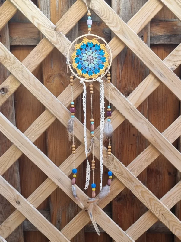 Suspentes légères en rubans colorés assortis au napperon avec perles et plumes