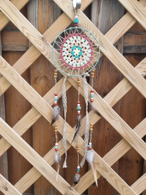 Suspentes légères composées de perles en bois céramique plumes et rubans assortis
