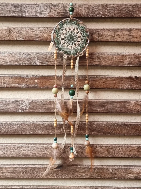 ar petit cerclage metal gris 1 Petit attrape rêves vert fait main avec cerclage métallique gris plumes et rubans en tissu