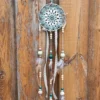 ar petit cerclage metal gris 2.jpg Détail du napperon motif fleur vert et blanc au centre du cerclage métallique gris