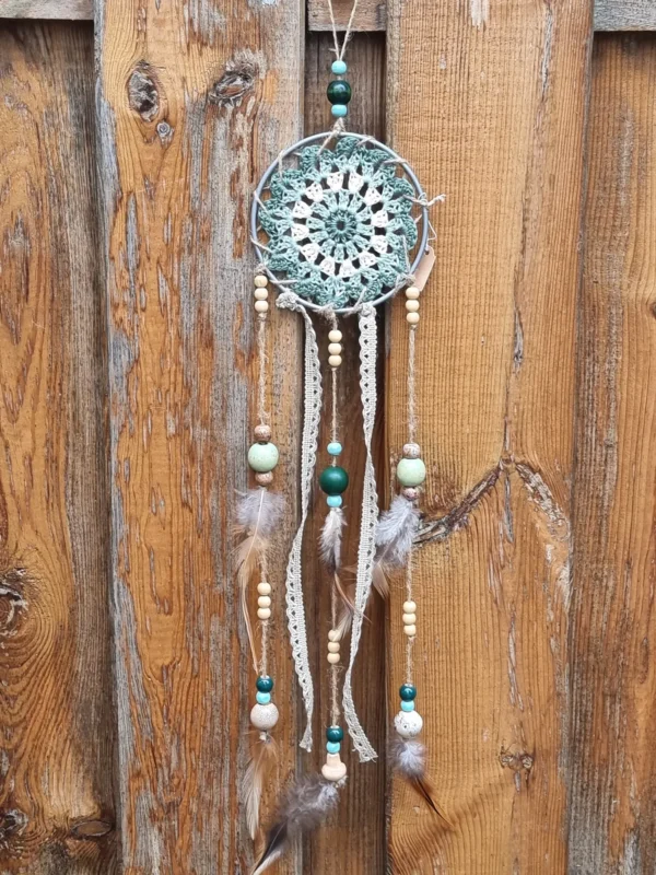 ar petit cerclage metal gris 2.jpg Détail du napperon motif fleur vert et blanc au centre du cerclage métallique gris