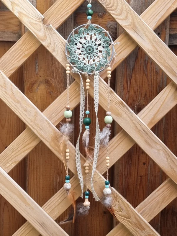 ar petit cerclage metal gris 3 Suspente centrale ornée de perles en bois céramique plumes et rubans assortis
