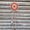 ar petit cerclage metal rouge orange alterné 1 Attrape rêves anneau vert fait main en métal avec cerclage vert plumes et franges en ruban