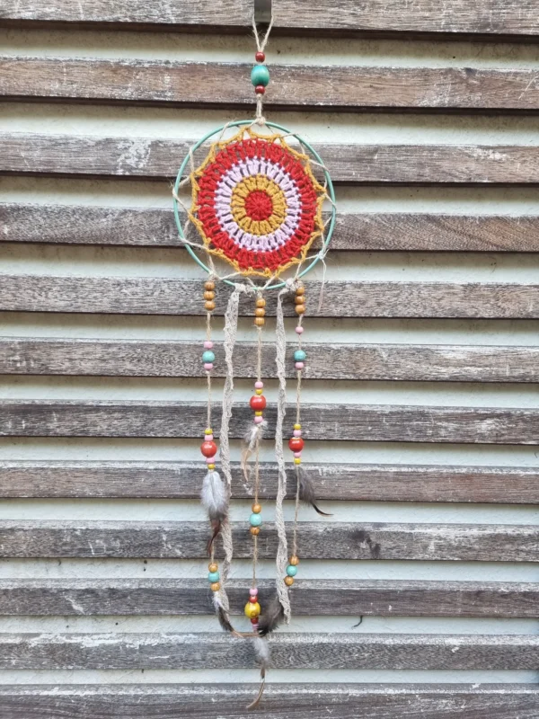 ar petit cerclage metal rouge orange alterné 1 Attrape rêves anneau vert fait main en métal avec cerclage vert plumes et franges en ruban