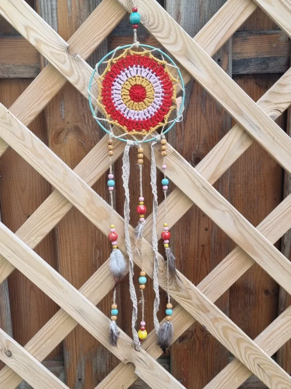 ar petit cerclage metal rouge orange alterné 3 Suspentes légères composées de perles en bois céramique plumes et rubans assortis