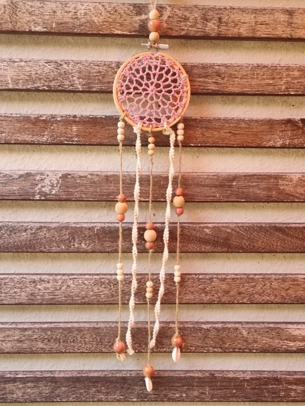 Petit attrape rêves bois napperon rose fait main avec rubans et suspente coquillage