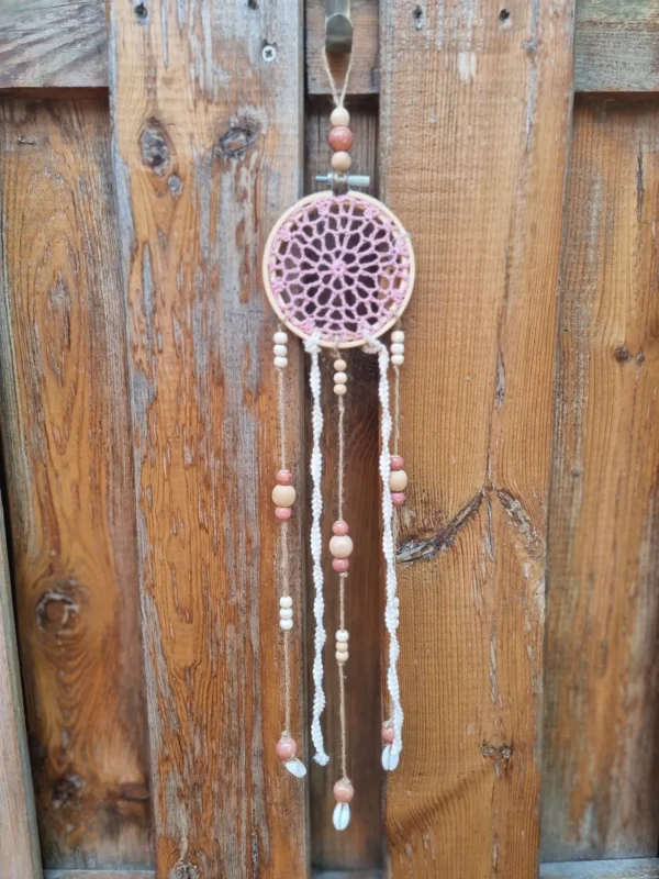 ar petit rose coquillage 2 Détail du napperon rose tissé en fil épais au centre du cerclage en bois naturel
