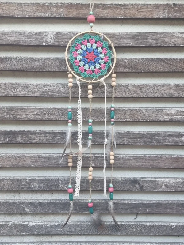 ar petit rouge bleu vert pb plume 1 Attrape rêves napperon coloré fait main avec cerclage en bois plumes et franges en ruban