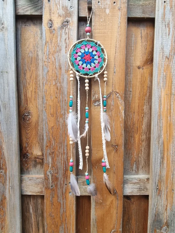 ar petit rouge bleu vert pb plume 2 Attrape rêves napperon coloré fait main avec cerclage en bois plumes et franges en ruban