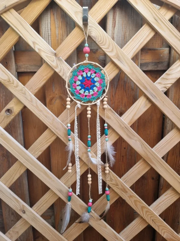 ar petit rouge bleu vert pb plume 3 Vue Attrape rêves napperon coloré fait main avec cerclage en bois plumes et franges en ruban