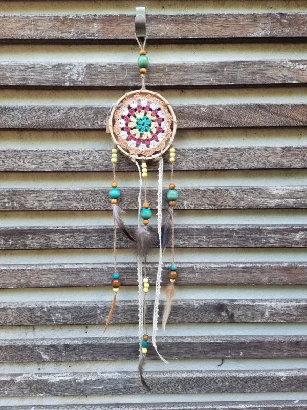 ar petit vert jaune rouge blanc orange 1 Attrape rêves couleurs chaudes fait main avec cerclage en bois plumes et perles en bois vert et jaune