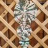 Grand macramé 4 plans 3 Camaïeu de fils de coton aux nuances vert clair kaki beige et crème tressés sur la suspension