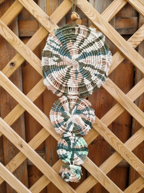 Grand macramé 4 plans 3 Camaïeu de fils de coton aux nuances vert clair kaki beige et crème tressés sur la suspension