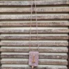 Pochette macramé enfant vieux rose en bandoulière fait main avec pompon et perle en bois