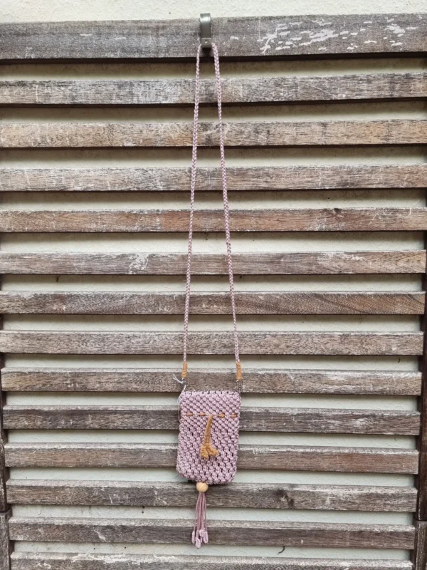 Pochette enfant vieux rose 1 Pochette macramé enfant vieux rose en bandoulière fait main avec pompon et perle en bois