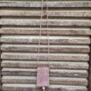 Détail du cordon brun de fermeture au haut de la pochette macramé enfant vieux rose