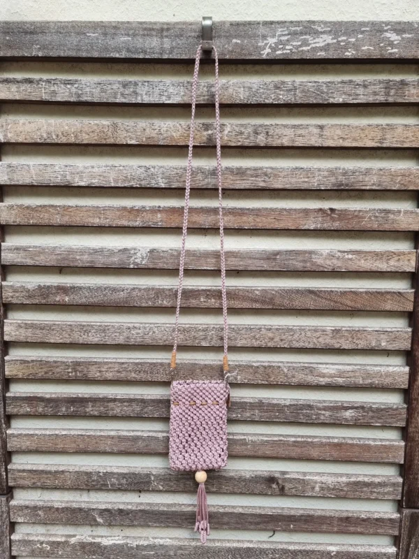 Détail du cordon brun de fermeture au haut de la pochette macramé enfant vieux rose